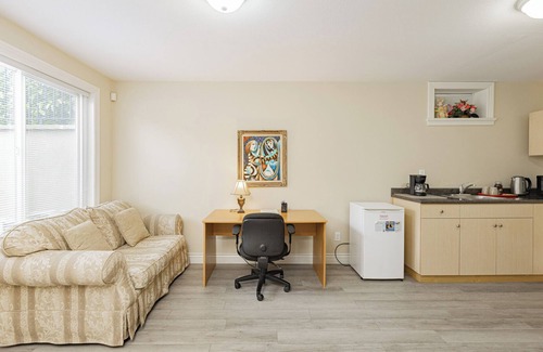 Marpole House | Private Sunny Cozy 1BR Suite