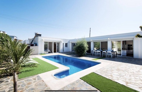 Torre de Benagalbon Ski Chalet | Private Villa Swimming Pool + Golf + Beach + Park