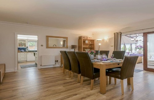 Horning Villa | Private Villa - Hot Tub - Garden - Pets OK