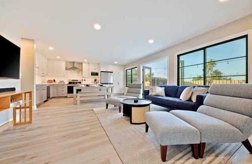 North Clairemont House | Private Villa Poolside Oasis 15 Min to Everything!