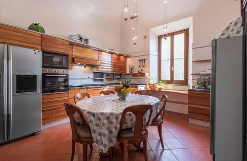 Chiusi Villa | Private Villa with hot tub, WIFI, private pool, A/C, TV, terrace, pets allowed, panoramic view