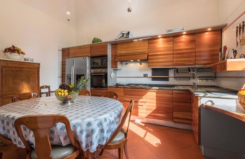 Chiusi Villa | Private Villa with hot tub, WIFI, private pool, A/C, TV, terrace, pets allowed, panoramic view