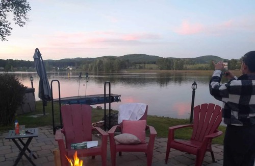 Notre-Dame-du-Laus House | Private Waterfront Cottage
