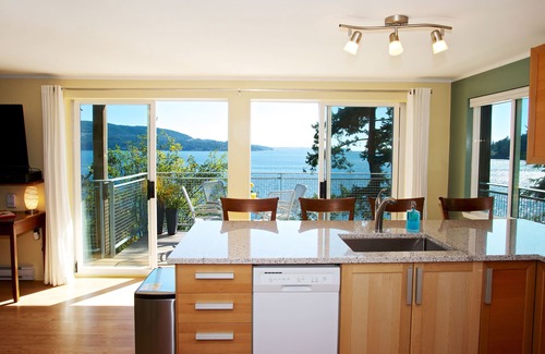 Bowen Island House | Private Waterfront~Beach~New Kitchen~Storm Viewing~Gorgeous View~Sunny