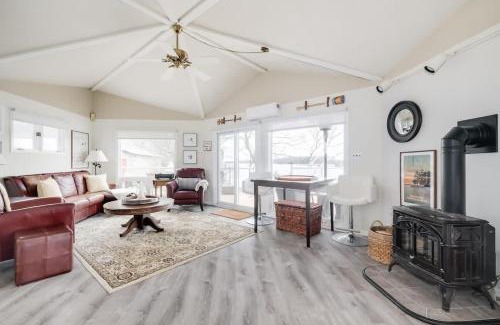 Lyndhurst House | Private waterfront cottage - hot tub & kayaks