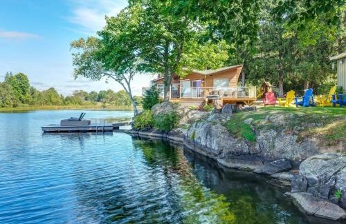 Lyndhurst House | Private waterfront cottage - hot tub & kayaks