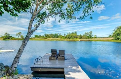 Lyndhurst House | Private waterfront cottage - hot tub & kayaks