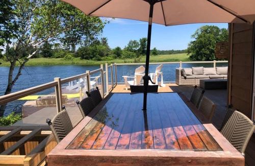 Lyndhurst House | Private waterfront cottage - hot tub & kayaks