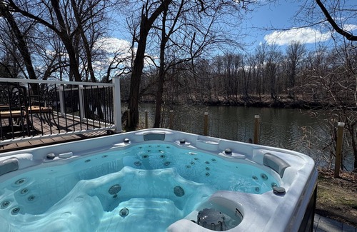 Mount Marion House | Private Waterfront Getaway – Hot Tub, Sauna, Arcade, Kayaks, Outdoor Ping Pong!
