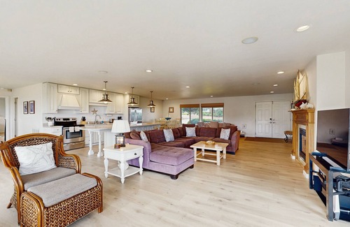 Fort Bragg House | Private Waterfront Home with Private Hot Tub and Central Heat - Walk to Ocean
