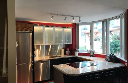 Coal Harbour House | Private West Coast Townhouse in the Heart of Coal Harbour - Courtyard Secure
