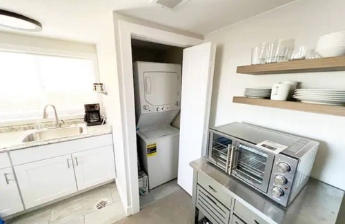 Aurora House | Private Yard-Walk to Children Hospital! 30 Day Min