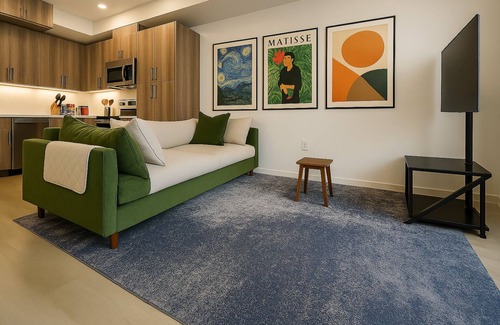 West Oakland Condo | Private Zen Den in Shared Condo: Fast WiFi, AC, Direct Bus to BART & SF