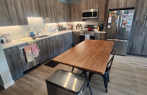 West Oakland Condo | Private Zen Den in Shared Condo: Fast WiFi, AC, Direct Bus to BART & SF