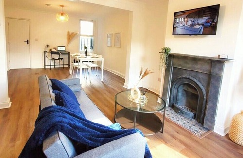 Halstead House | Professional 3 bed 1 bath house with private garden, free parking and WiFi