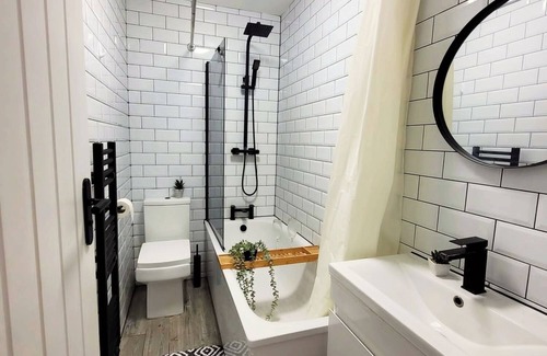 Halstead House | Professional 3 bed 1 bath house with private garden, free parking and WiFi