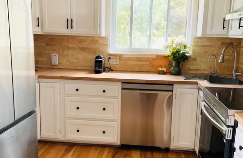 Kitchener House | Professionally Designed Suite + Free Parking