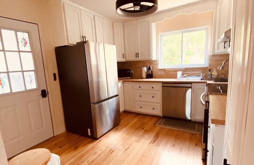 Kitchener House | Professionally Designed Suite + Free Parking