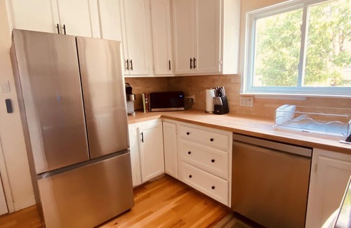 Kitchener House | Professionally Designed Suite + Free Parking