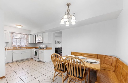 Naperville House | PROMO 22% MONTHLY DISCOUNT!nCentrally-Located Relaxed Family Home!