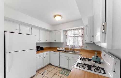 Naperville House | PROMO 22% MONTHLY DISCOUNT!nCentrally-Located Relaxed Family Home!
