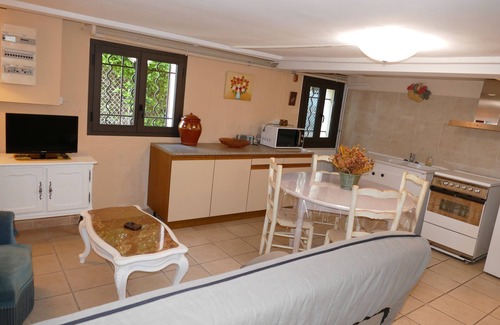 Le Pontet Apartment | PROMO Apartment P1 giving in a veranda
