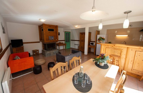 Oz Ski Chalet | Properties 3 bedrooms incl Bathrooms (3), 6 to 9 beds