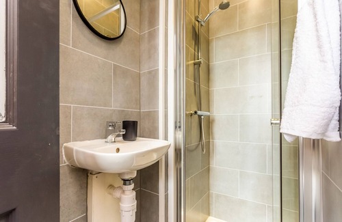 South Shields Bed & Breakfast | Properties Unique/Room 04 - Sandhaven Rooms Triple