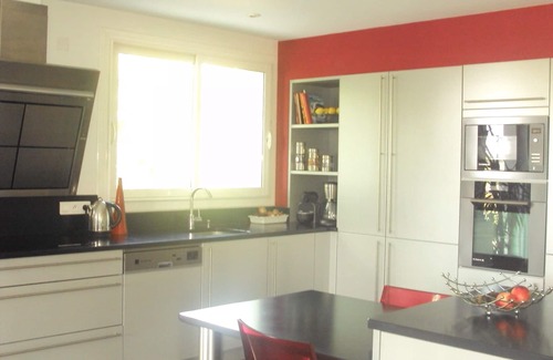 Fabregues Villa | Property av mature garden & fenced pool