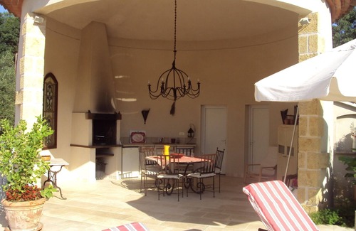 Fabregues Villa | Property av mature garden & fenced pool