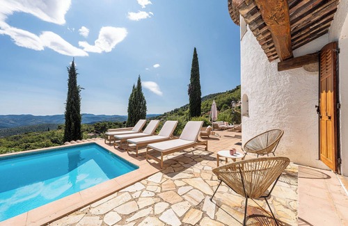 Speracedes Villa | Provençal villa with pool and sea view in Spéracèdes village