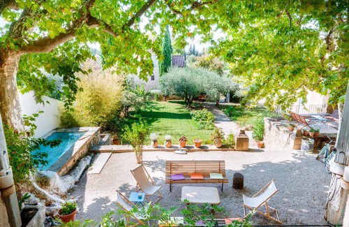 Serignan-du-Comtat Ski Chalet | Provencal house with courtyard and pond - Provence