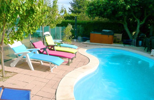 Morieres-les-Avignon Ski Chalet | Provence Bungalow Family 3 Rooms Swimming pool sharing 1h00 8km from Avignon