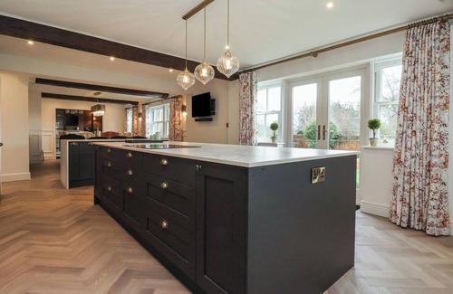 Scawton House | PROVIDENCE FARMHOUSE, family friendly, with hot tub in Easingwold