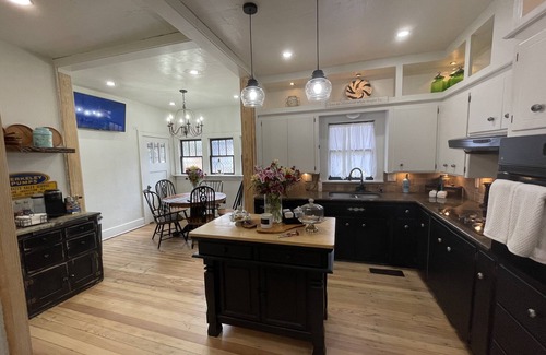 Guthrie House | Providence House ~ a charming bungalow with rustic elegance!