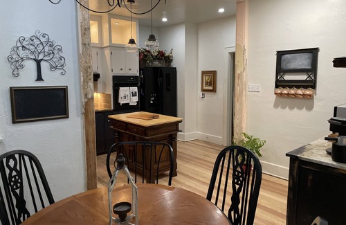 Guthrie House | Providence House ~ a charming bungalow with rustic elegance!