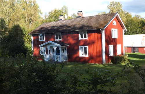 Sjuhult House | Public property w/tradition by the lake for nature lovers, fishers & canoeists