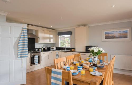 Winnard's Perch Resort | Puffin Hot tub Lodge, 4 bedrooms Resort, Pool,Gym,Bar