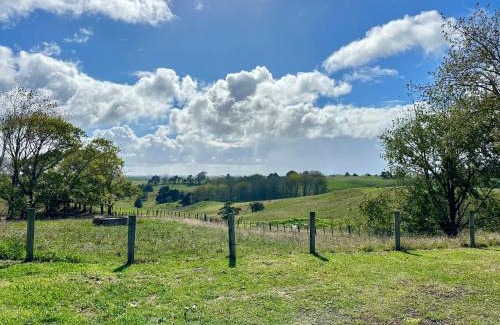 Te Akau House | Puketotara Station Farm Cottage Three bedrooms