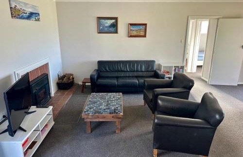 Te Akau House | Puketotara Station Farm Cottage Three bedrooms