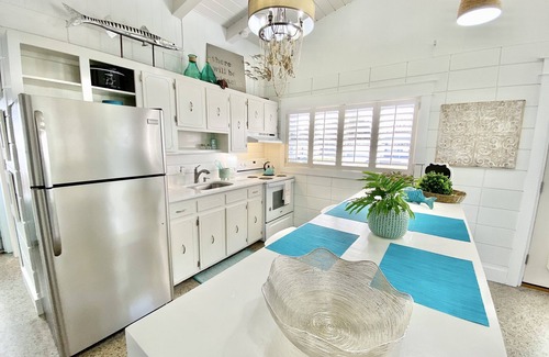 Laguna Beach Estates House | Pup Friendly Cottage~Just Remodeled ~4 Doors to the Beach! ~ August 20-23 Only $498!