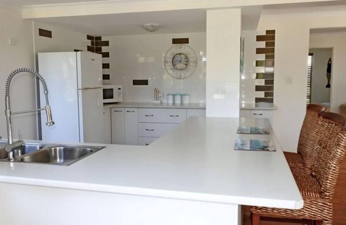 Coolum Beach House | Puppies&Pancakes Large yard fur babies inside ok