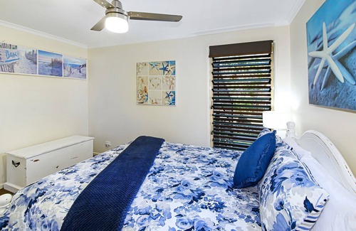 Coolum Beach House | Puppies&Pancakes Large yard fur babies inside ok