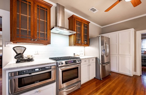 Granbury House | Pure Joy - Cozy Bungalow Downtown Granbury