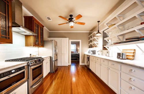 Granbury House | Pure Joy - Cozy Bungalow Downtown Granbury