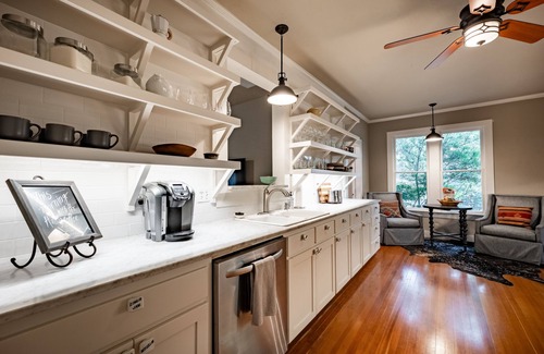 Granbury House | Pure Joy - Cozy Bungalow Downtown Granbury