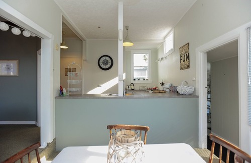 Hospital Hill Cottage | Puriri Downtown Villa - Napier Holiday Home