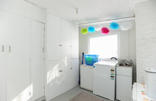 Hospital Hill Cottage | Puriri Downtown Villa - Napier Holiday Home