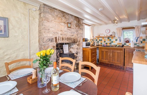Llanybri Cottage | Pwll Cottage, Holiday Cottage Marros, Sleeps 6, 3 bedrooms, bathrooms