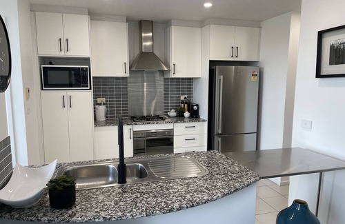 Queanbeyan East Apartment | Qbn Cracker 2B, 2BA, 2 secure carparks